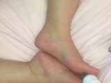 ２２歳足のサイズ２６ｃｍＩカップ渚ちゃん、電マで足裏中心にくすぐり！