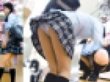 突き出したお尻からエロパンツがもろ見えなミニスカ制服娘パンチラ盗撮
