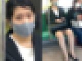 スカート姿なのに疲れて無防備な姿になる会社帰りのOLさん