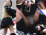 かわいい制服女子学生が無防備大開脚でP丸見え！周囲も騒然パンチラ動画