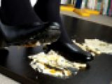 5-2　喪服で食べ物踏み潰し　サンドイッチ　足元アップVer.