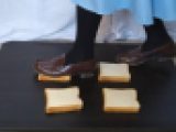 4-6　メイドさんはローファーの汚れを食パンにこすり付ける