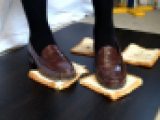 4-6　メイドさんはローファーの汚れを食パンにこすり付ける　足元アップVer.