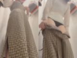 【試着室盗撮】ロングスカートが似合う清楚系美女！一瞬カメラと目が合った！？（mp4）