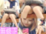 おもむろにスカートをめくりパンツが丸見えギャルのハプニングパンチラ～FHD動画