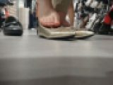 ４Ｋ足裏★初期名作★靴屋でも収録！アホみたいに臭い！素足パンプスで８時間歩き回った美少女の悪臭の実態を徹底調査！