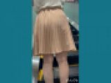 ［D2］けしからん、エスカレータでパンチラ盗撮・人妻系女子♪ 【携帯用・縦動画】