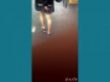 ［K3］けしからん、バス停・待ち姿でパンチラ盗撮・食い込み激しい韓流女子校生♪ 【携帯用・縦動画】