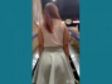 ［D4］けしからん、エスカレータでパンチラ盗撮・ピンク髪女子大生♪ 【携帯用・縦動画】