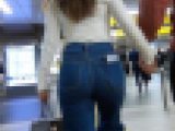 外人に可愛がれているケツ彼女