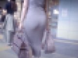 高級感溢れるショートカット美女がピタピタワンピ着てズリ下がったＴライン出して歩いてるよ