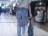 大人しそうな雰囲気の清楚系の美女がピタピタデニム履いてお尻めり込ませて歩いてるよ