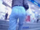 清楚系の美女がタイトなデニム履いてエッチなワレメ食い込ませて歩いて階段登ってるよ