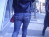 妖艶で色っぽいセクシー美女が超密着型スキニーデニム履いて美尻強調させて歩いてるよ