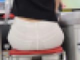 【ホワイトスキニー】パンティーが透けて丸見えの金髪お姉さん5