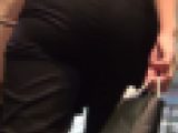 いいお尻のパンツスーツお姉さん