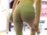 「突然、お尻を突き出す彼女」