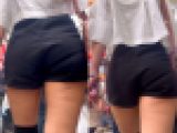 ショートパンツに生足が魅力な美女