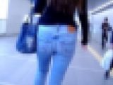 エロ尻美女が尻肉をデニムに食い込ませて歩く姿がイヤらしい