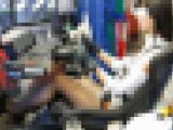 高画質 車のゲームに夢中！薄黒パンスト美人