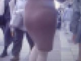 デカ尻お姉さんがタイトワンピ着て歩く姿がイヤらしい