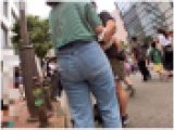 【若ママさん】お守り中若ママさんの普段遣いデカ尻ジーンズ着衣尻を定点撮影。