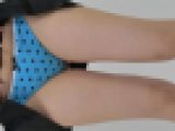 黒のプリーツマイクロミニスカートでパンモロ接写!