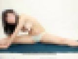 巨乳で乳首ピンクのグラビアアイドルにトップレスで柔軟体操してもらっているシーン