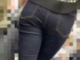 127 カメラ目線な圧倒的美女のスキニー尻