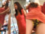 【盗撮！】キャバ嬢風お姉さんのボディコンワンピの隙間から逆さ撮り！！