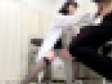 女医さんが乳首＆パンツを食い込ませM字開脚を見せつけ！【パンチラ/美乳】