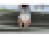 第72弾！裸足で河川敷を歩く女性 その1