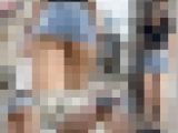 下げても上がってしまう超マイクロデニムミニからはみ出たでか尻を激写！！【A面】